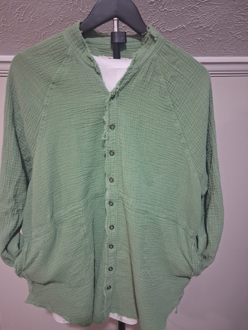We The Free Sage Green Distressed Gauze Top With Two Side Pockets. 100% Cotton - Picture 3 of 10